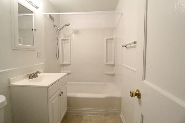 Building Photo - 1 Bedroom 1 Bath Duplex in Navy Hill Area ...