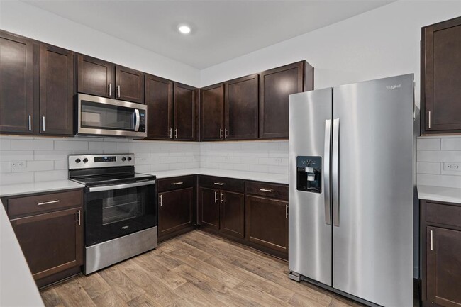 Building Photo - 211 James River Dr