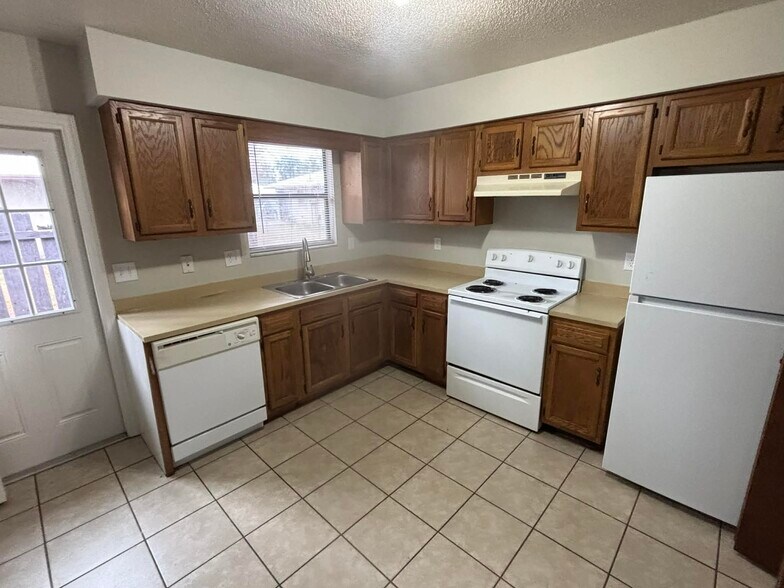 Building Photo - 3806 NW Huntsboro St