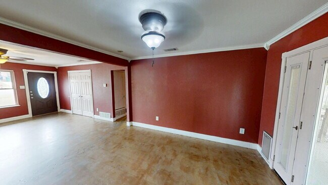 Building Photo - Welcome home to this adorable 3-bedroom, 2-bathroom house designed with comfort and style in mind!