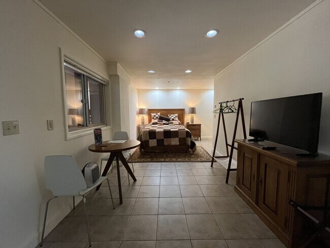 Building Photo - Charming Portland Retreat with Lush Garden, Forest Backdrop & Stylish Updates — Steps to OHSU