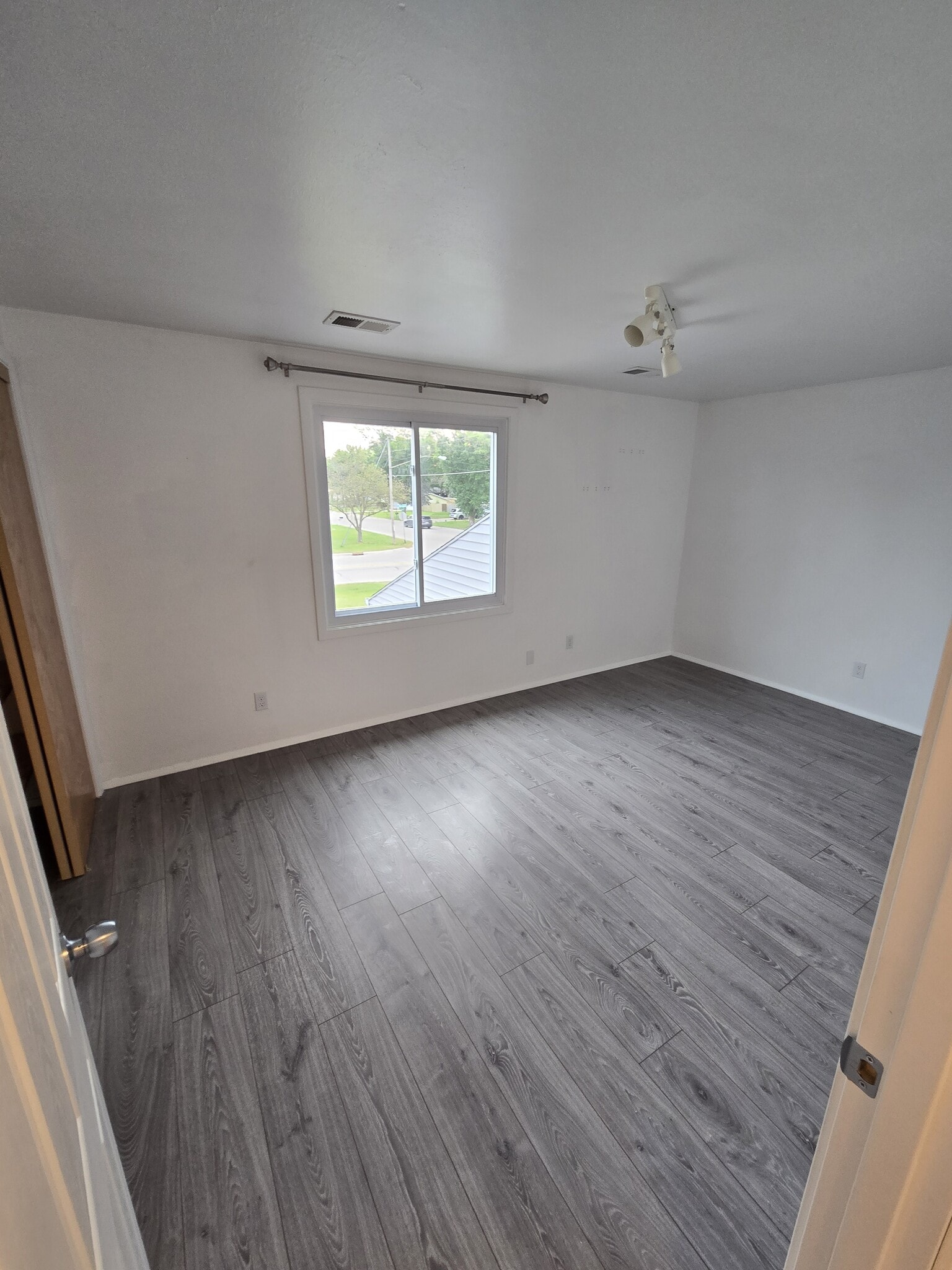 Building Photo - 2370 Manitowoc Rd