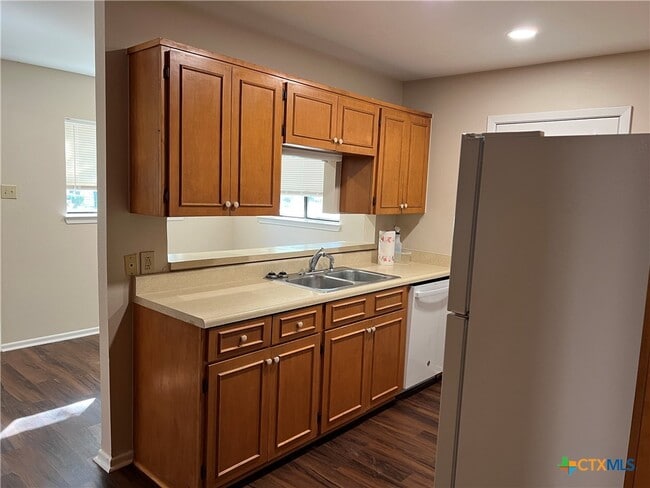 Building Photo - 624 E Elm St