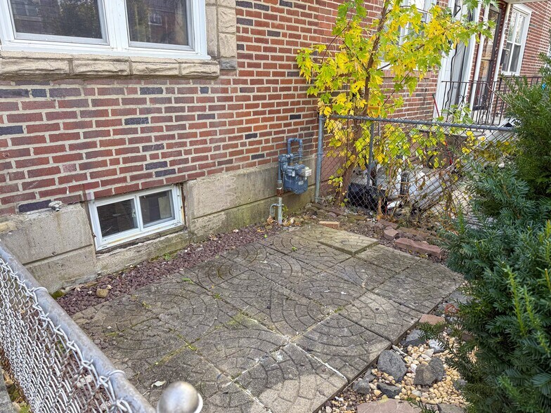 Front patio space - 116 W Berkley Ave