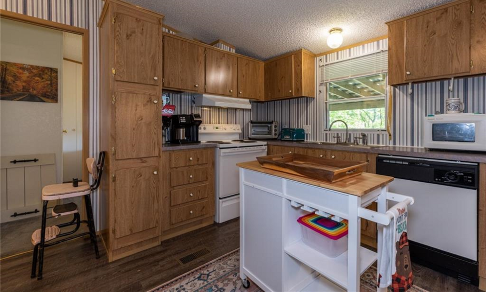 kitchen with stove microwave and coffe bar. dishwasher - 511 Leon Coffey Rd