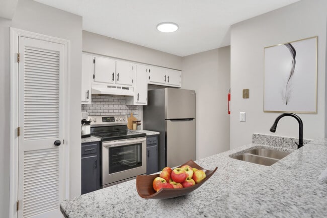 Building Photo - 104 Summitt St