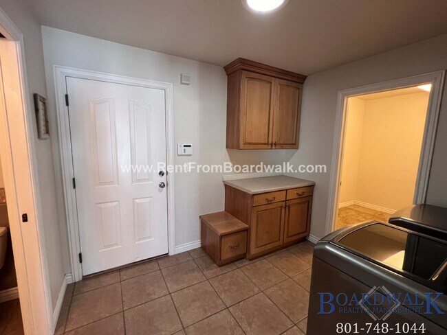 Building Photo - SPECTACULAR 5 Bed home in South Jordan!