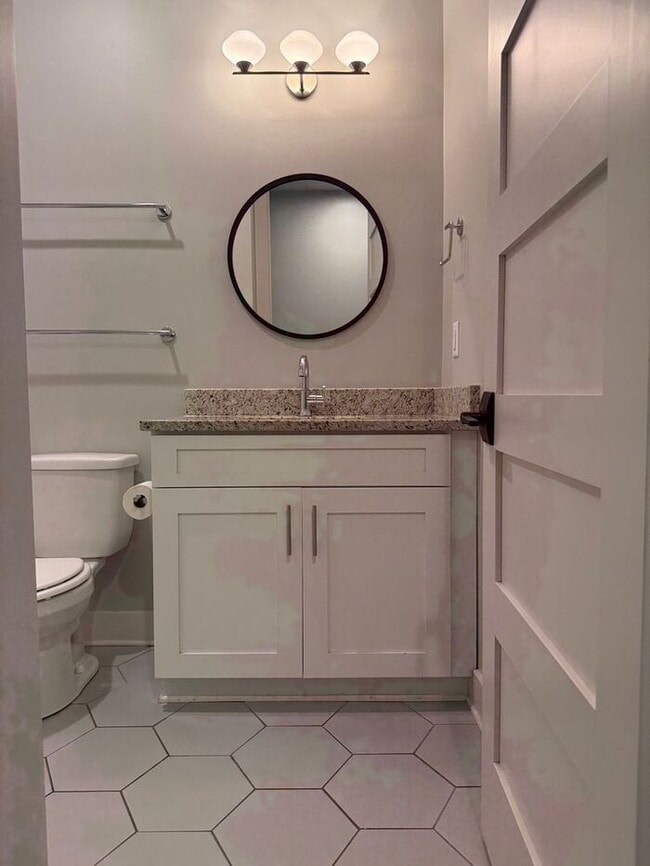 Building Photo - Modern 2 Bedroom Condo in the Heart of Melrose