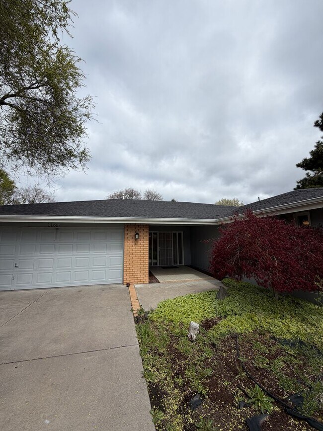 Building Photo - Hard to find 3 Bdrm, 2 Bath home in Harbor isles on the canal 2 miles to Sky Lakes Medical Ctr an...