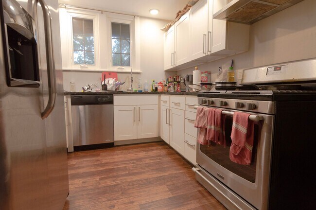 Building Photo - Room for Rent in 5 Bedroom House