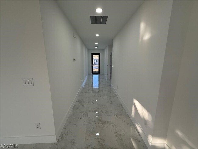 Building Photo - 1409 NW 21st Ct