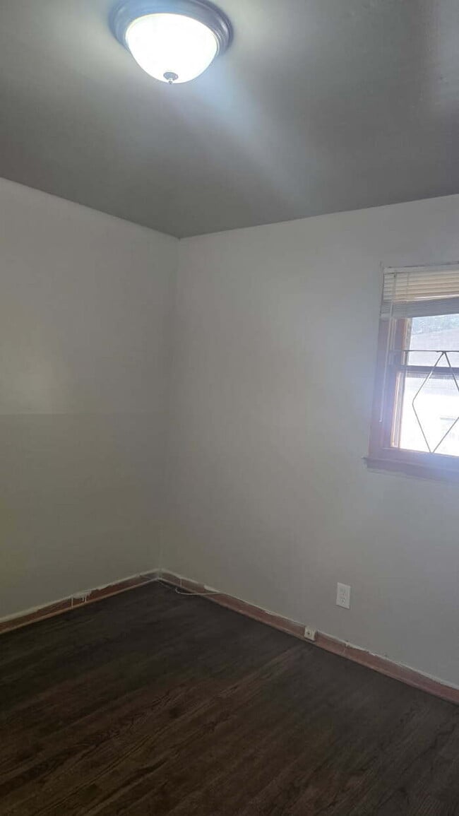 Building Photo - 50% discount on first month's rent with approved application