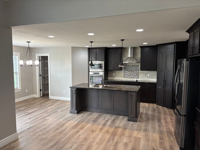 Building Photo - Single Family Home - Available For Rent in Old Hawthorne!