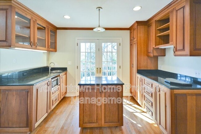 Building Photo - 317 Eureka Dr NE