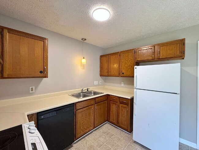 Building Photo - Beautiful Three Bedroom Home!