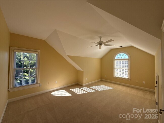 Building Photo - 1109 S Kings Dr