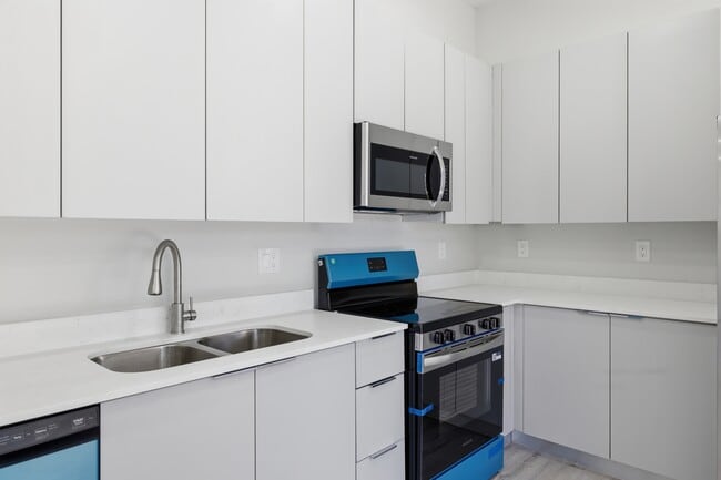 Building Photo - 825 Carbon St E