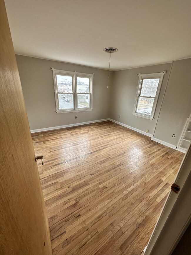 Building Photo - AVAILABLE NOW! Newly Renovated 1BR!