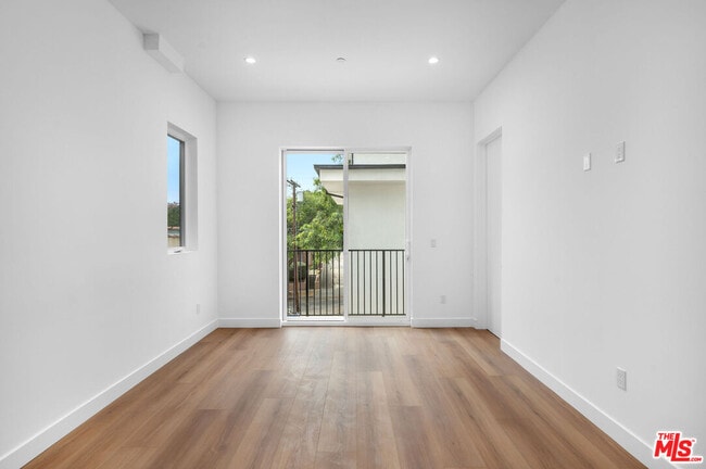 Building Photo - 726 Robinson St