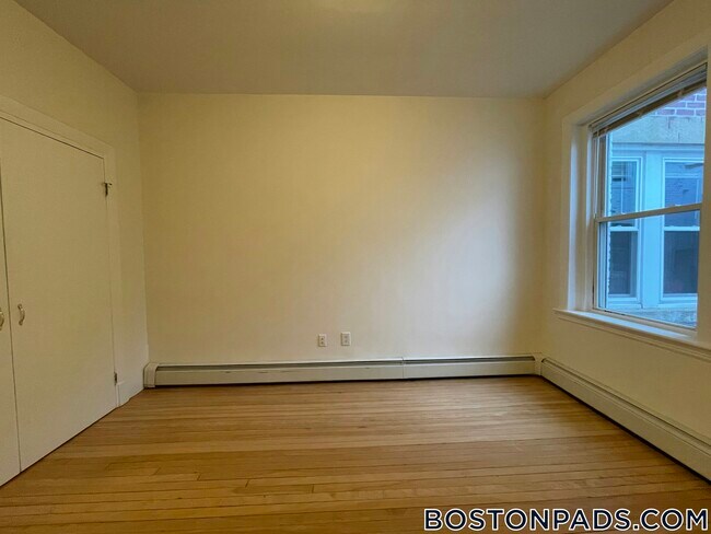 Building Photo - 1539 Beacon St