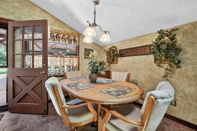 Building Photo - 1517 Manor Way