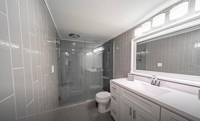 Building Photo - Knoxville 37920 - 2 bedroom with loft, 3 bath home in Cherokee Trail - Contact Adam Joachim 352-2...