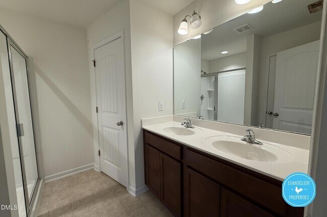 Building Photo - 49 E Grove Point Dr