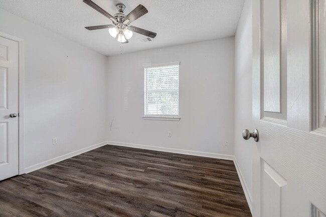 Building Photo - Updated 3BR Home with Fenced Yard in the H...
