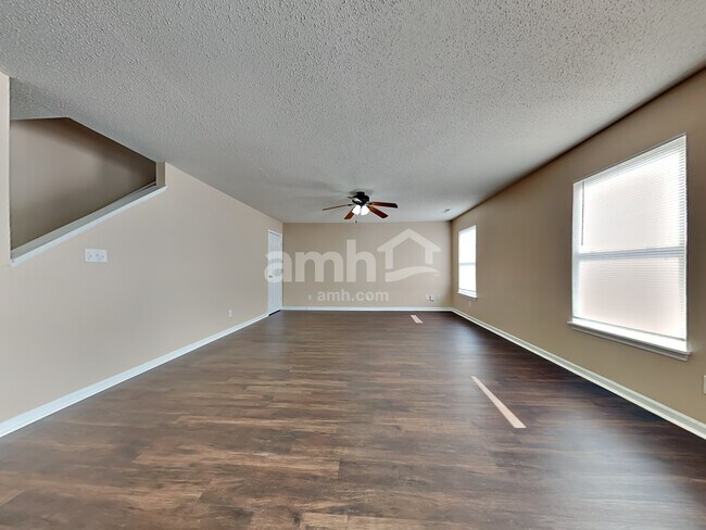 Building Photo - 1439 Round Lake Rd