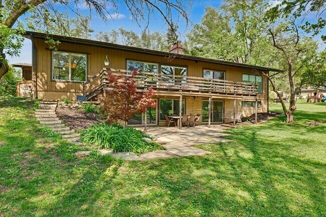 Building Photo - 1010 Parkview Dr