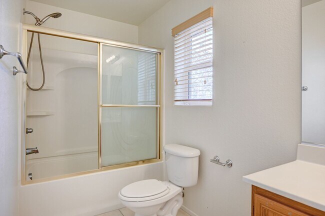 Building Photo - Beautiful 3 bedroom/2.5 baths located acro...