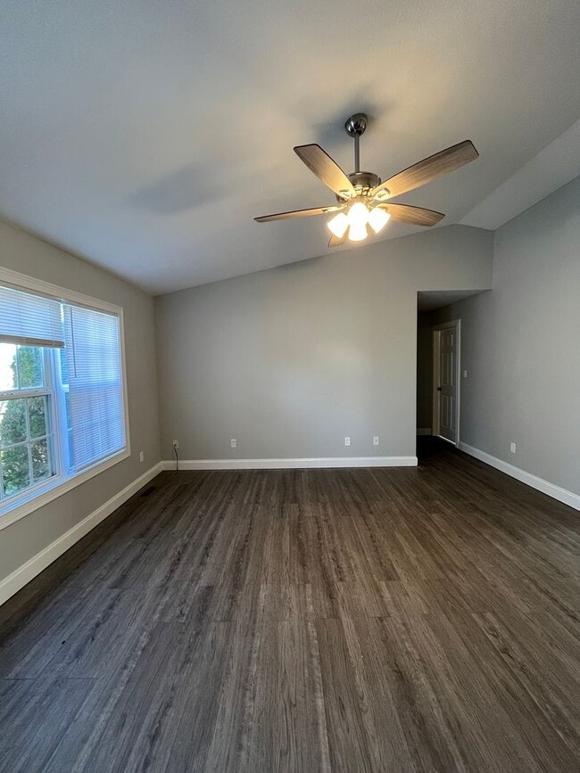 Building Photo - Now Leasing! Move In Ready home with 2 car garage and fenced in backyard!