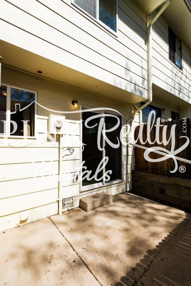 Building Photo - Great 2-Story Townhome in Soaring Eagle