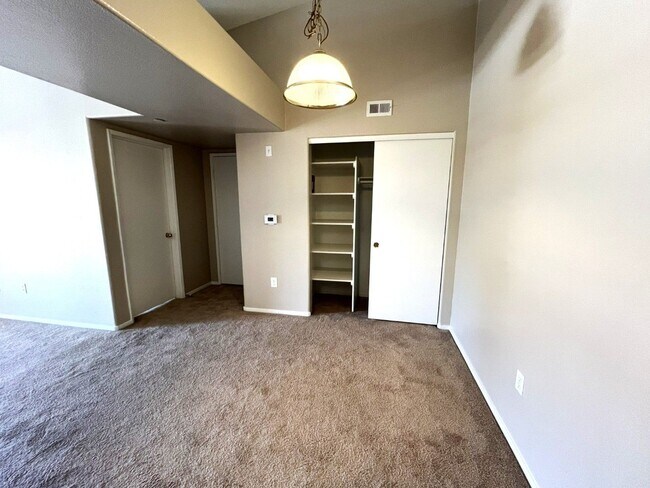 Building Photo - GATED SEVEN HILLS 1 BED/1 BATH CONDO