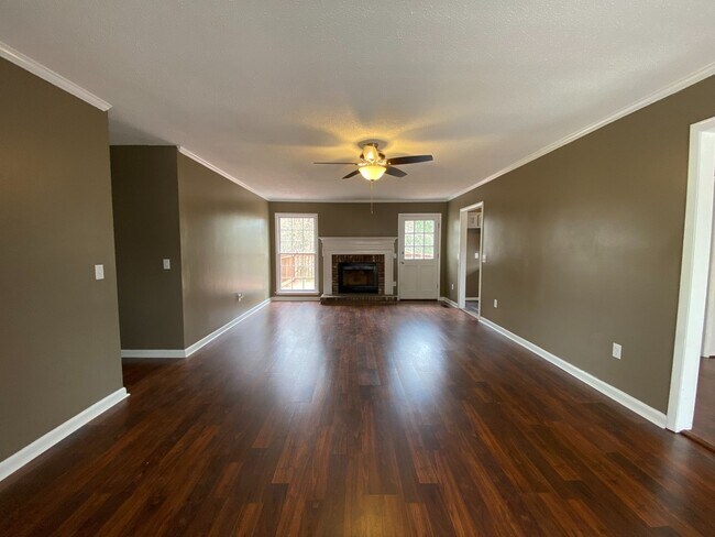 Building Photo - 221 Ridgewood Dr