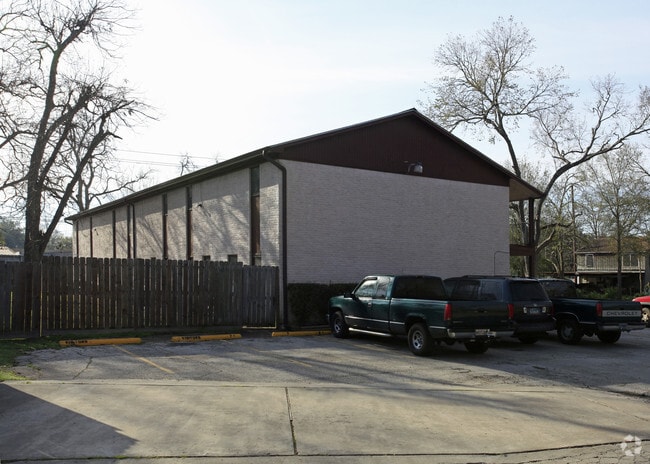 Building Photo - 122 N Iowa Ave
