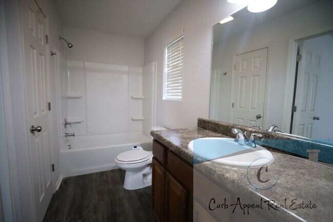 Building Photo - Beautiful 3 bed / 2 bath home with a fence...