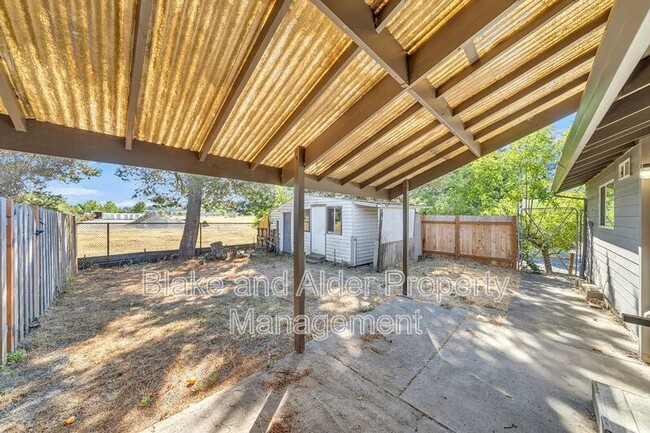 Building Photo - 2402 SE 9th Ct