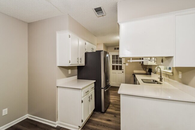 Building Photo - 3041 Delvan Cove