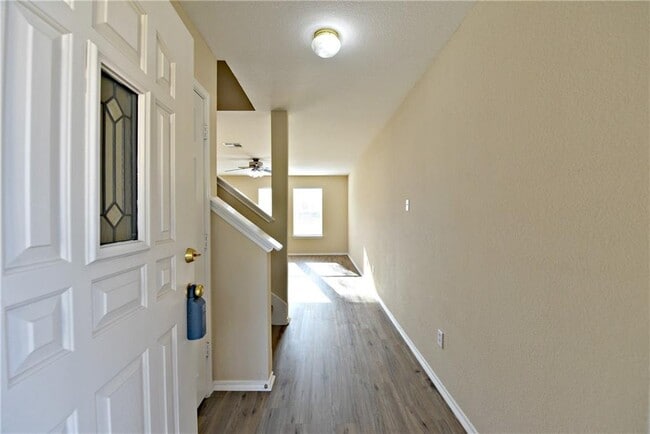 Building Photo - 105 Mesa Dr