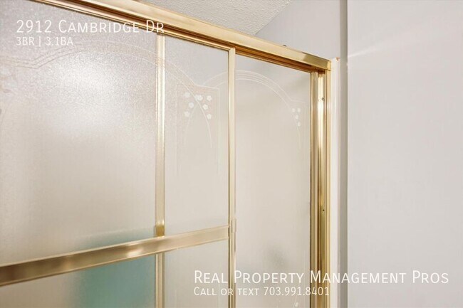 Building Photo - 2912 Cambridge Dr