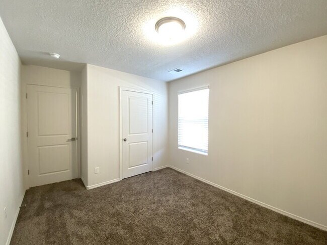 Building Photo - Enchanted Hills - 3BR/2Bath/Backyard Mountantain Views