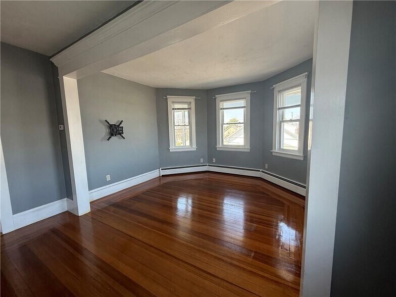 Building Photo - 10 Knight St