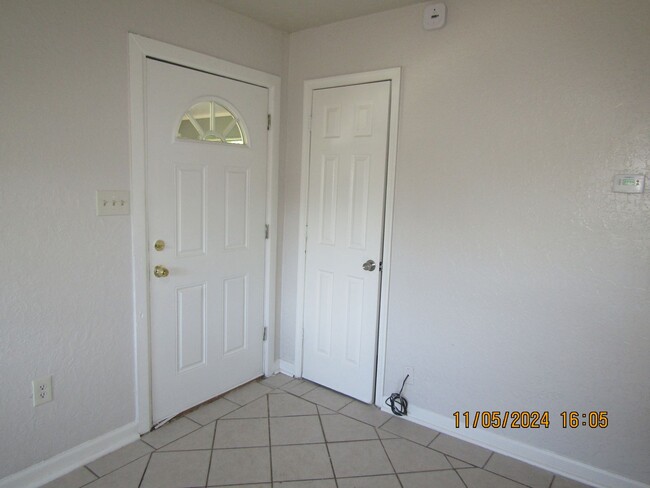 Building Photo - Newly renovated! $200 off First Full month...