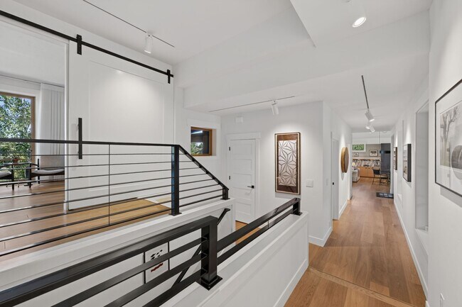 Building Photo - Stunning Mountain Home