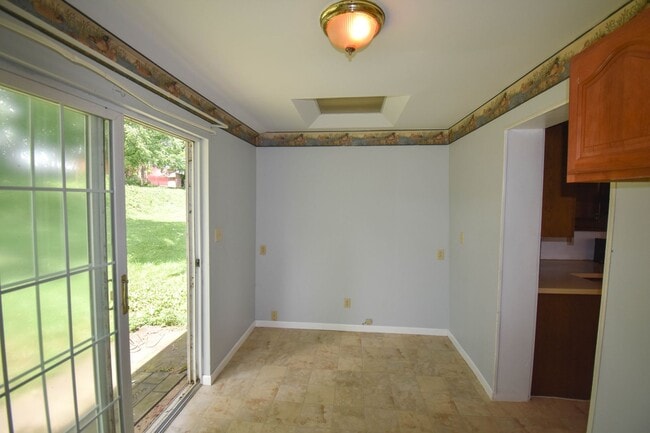Building Photo - Large Home on Jacksonville Rd with Laundry!