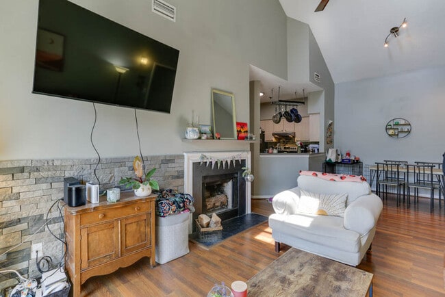 Building Photo - 321 Duke St