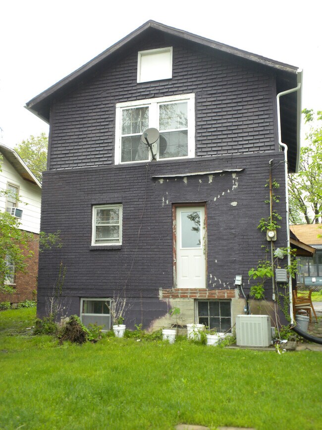 Building Photo - 2 Bedroom Home-Downtown