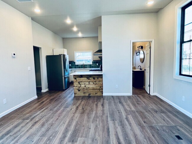 Building Photo - Modern 2BR/2BA with Bonus Room in Germanto...