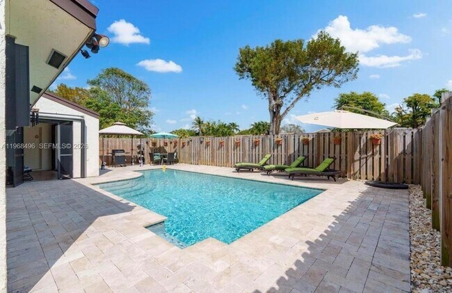 Building Photo - 2900 NW 69th Ct